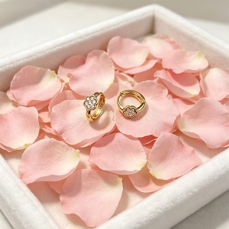 Xuping pequeña flor de estilo retro botones de orejas rusos de aleación de cobre chapado 18k simple transfronterizo orejas al por mayor mujeres