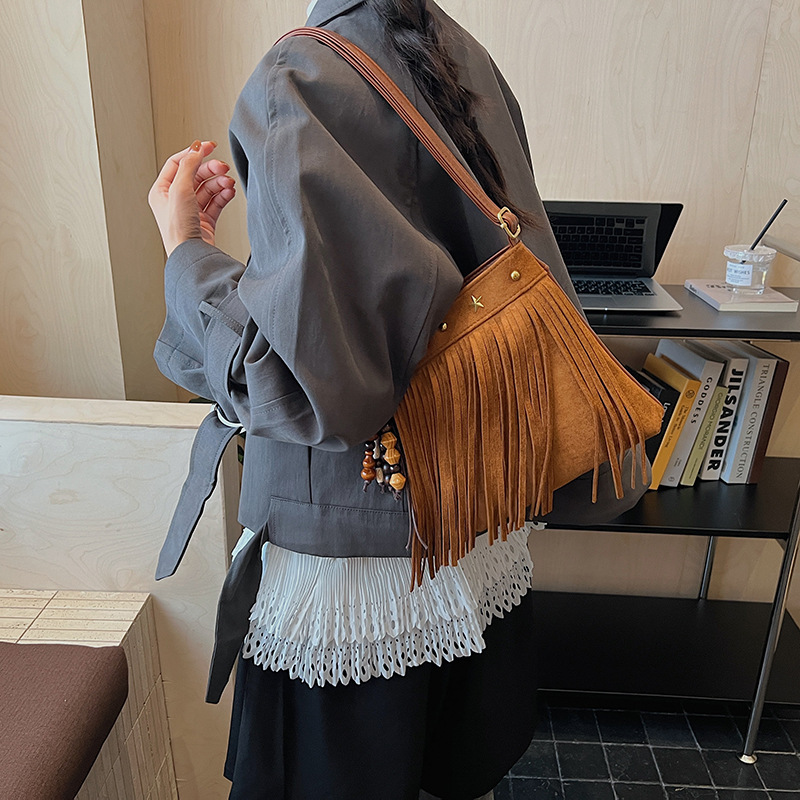 麂皮绒包包女2025新款时尚百搭复古磨砂单肩斜挎包通勤流苏小方包|undefined
