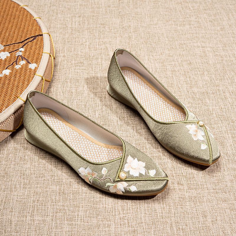 Old Beijing Cloth Shoes Women's New Ethnic Style Pointed Non-slip Embroidered Shoes with Cheongsam Antique Cloth Shoes for Mother