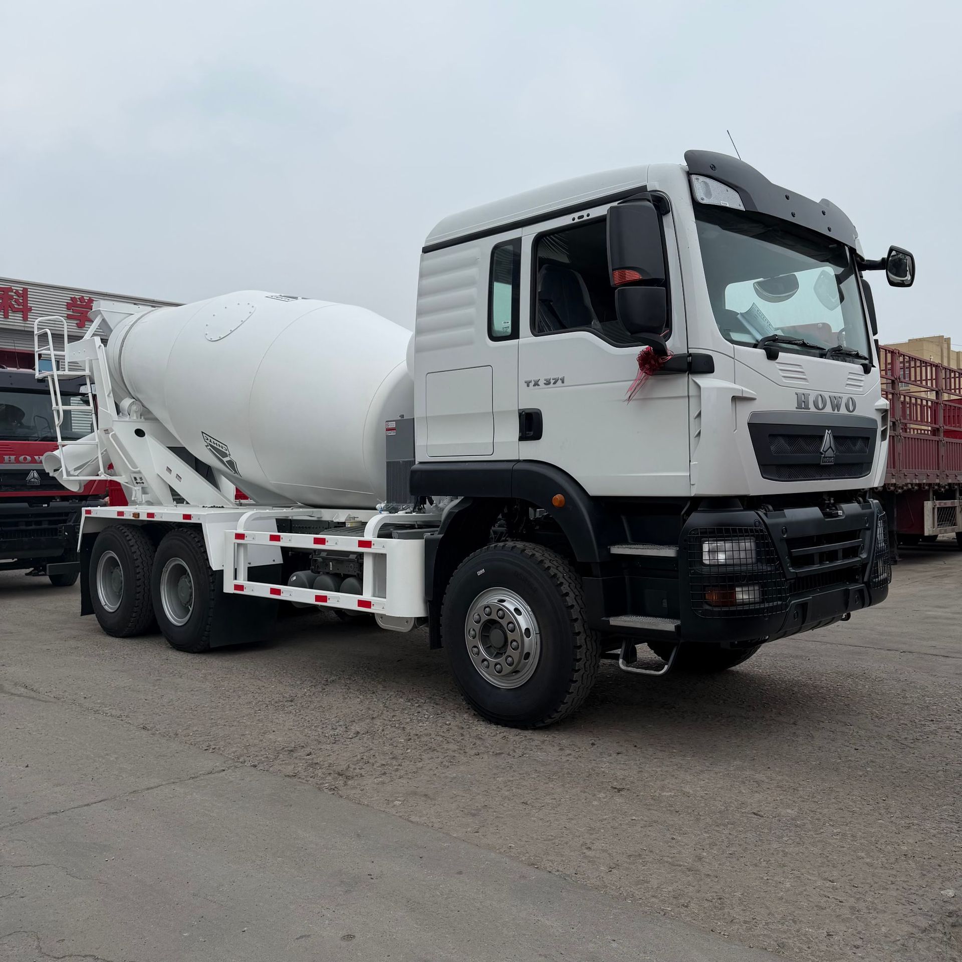 Heavy-duty HOWO 6*4 concrete mixer truck, 6-12 cubic meter cement mixer truck, heavy-duty concrete mixing and transport vehicle