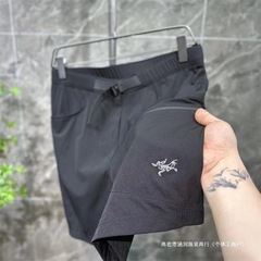 夏の薄いタイプのカジュアルなスポーツのスーツのショートパンツの男性の外は2025新型のファッションの刺繍の緩い速乾の5分のズボンを着ます。