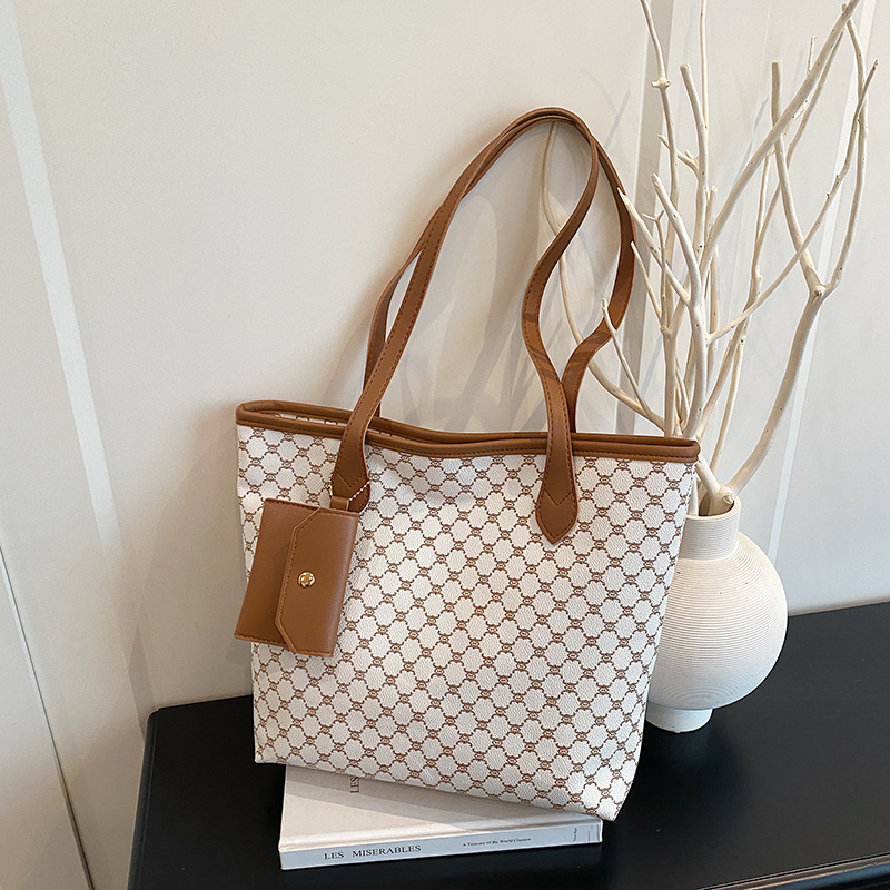 Large-Capacity Stylish Commuter Tote Shoulder Bag 2025 Autumn New Trendy Texture Lightweight Versatile Three-Piece Bag Set Large-Capacity Stylish Commuter Tote Shoulder Bag 2025 Autumn New Trendy Texture Lightweight Versatile Three-Piece Bag Set