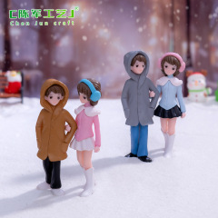 微景観創意二人カップルは手をつないで雪のシーンを作ります。