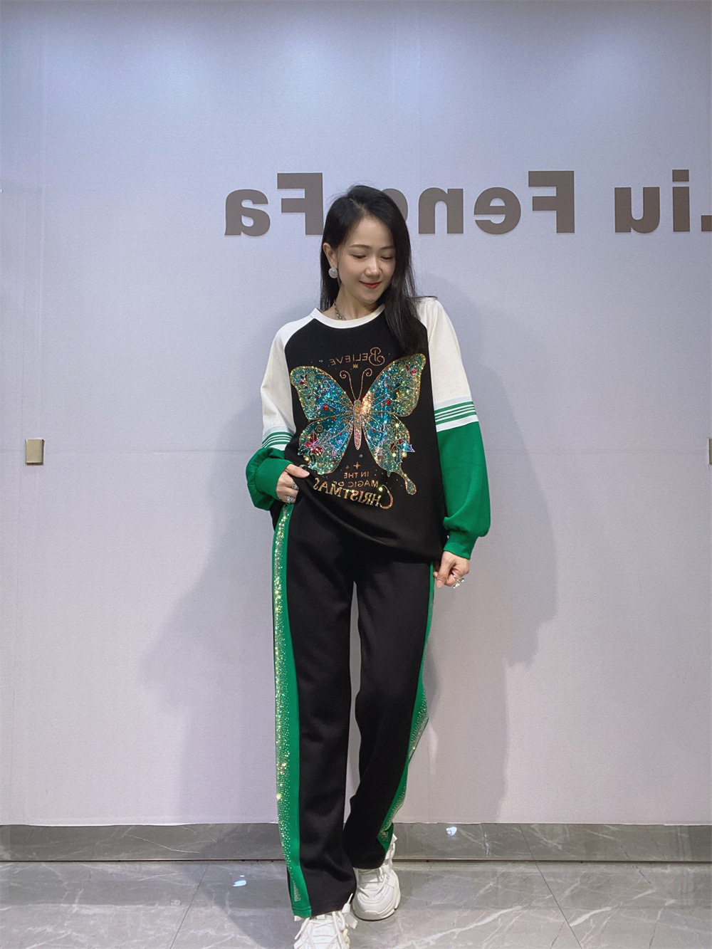 Trajes europeos de otoño de hombros de cuello redondo chaqueta de mangas largas pantalones largos trajes deportivos con diamantes de dos piezas