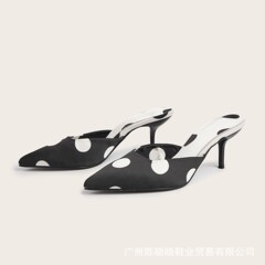 ポインテッドトゥの黒と白の水玉模様のスリッポン スティレット ハイヒール シューズ