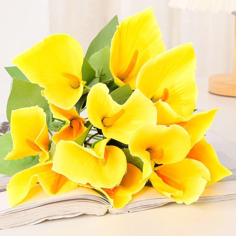 Popular en línea popular colorido Calla Lily manojo flor artificial Planta artificial plástico pequeña flor decoración del hogar flor falsa al por mayor