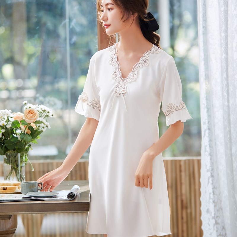 Lady's Sexy Ice Silk Homecoming Pajamas Short Sleeve Lace Nightgown Loose Plus Size Silk Thin Manufacturer Wholesale