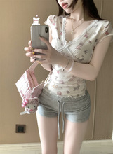 白色可爱小狗v领短袖T恤女夏季设计感小众蕾丝短款甜辣妹纯欲上衣