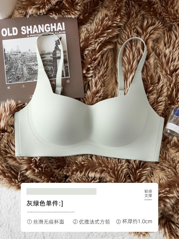 無痕下着の女性の胸が集まっています。|undefined