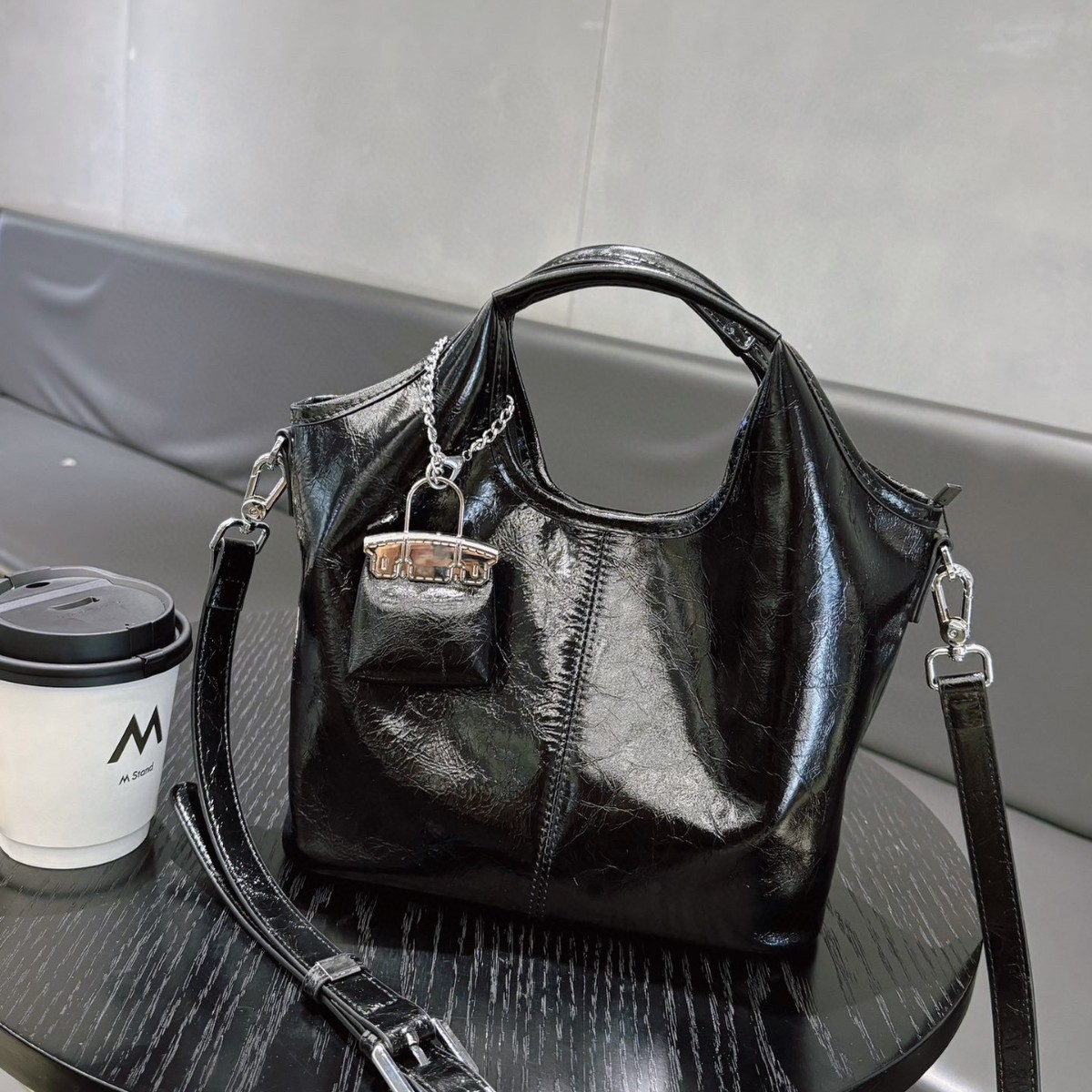 Niche Design Oiled Wax Cowhide Handbag For Women, New Fashion Large Capacity Tote Bag, Shoulder And Crossbody Bag For Commuting