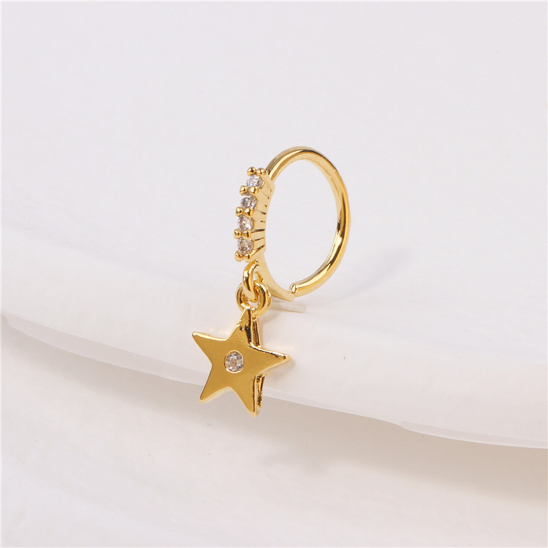 Anello transfrontaliero europeo e americano con mini cuore intarsiato di diamanti, ciondolo a forma di luna con occhio di diavolo blu e piercing al naso_voghion.com