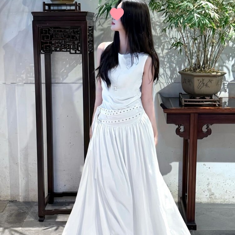 175cm Tall, Long Hepburn-Style White Tank Dress with an Elegant, Ankle-Length, Slim Fit and a Draping Effect That Extends to the Floor 175cm Tall, Long Hepburn-Style White Tank Dress with an Elegant, Ankle-Length, Slim Fit and a Draping Effect That Extends to the Floor