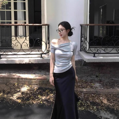 ギャルは肩の半袖tシャツを捻っています。女性は夏にスリムに見えます。
