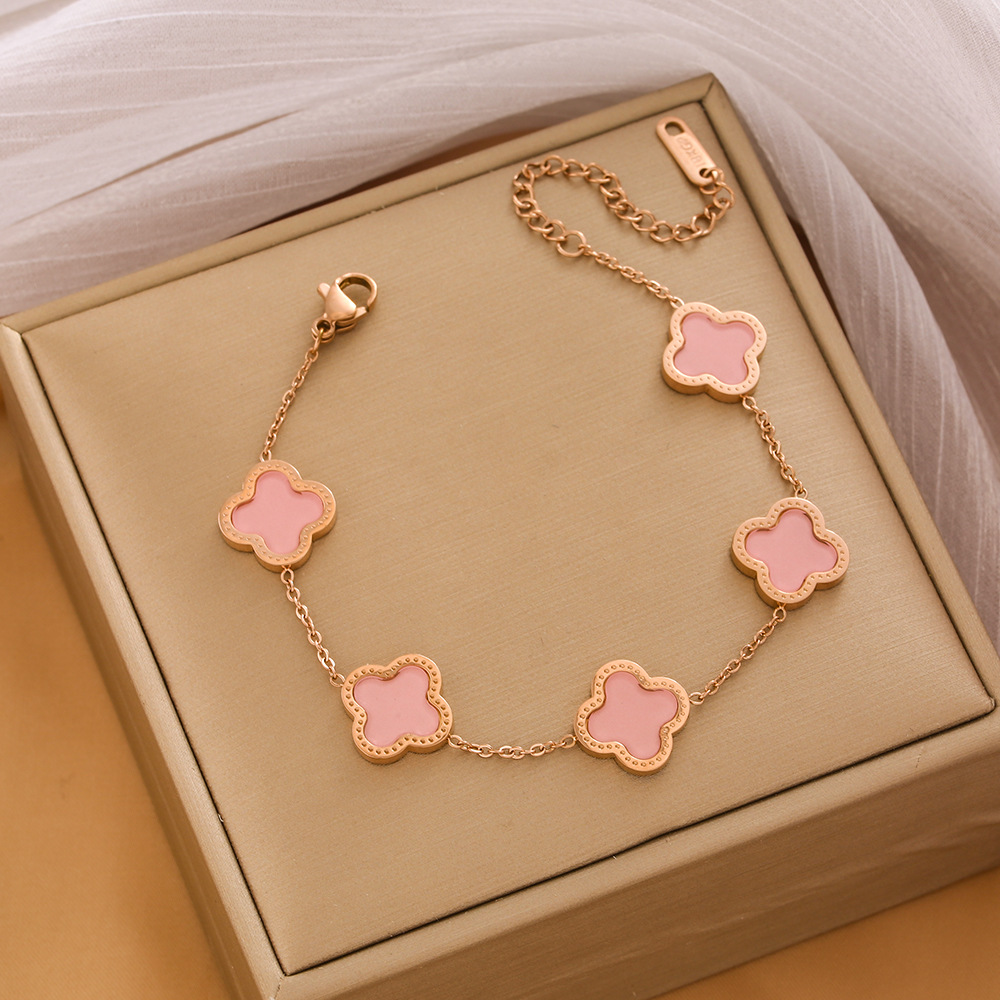 Pulsera de trébol de acero titanium vendedora caliente transfronteriza europea y americana con incrustaciones de concha pulsera colgante pulsera de diseño avanzado sin desvanecimiento al por mayor