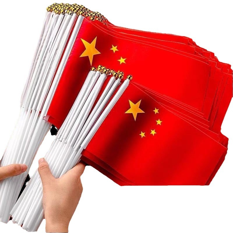 El trompetista de bandera roja de cinco estrellas de China sostiene la mano y agita la bandera, los niños sostienen la bandera roja con el poste, la bandera roja, la bandera pequeña, la bandera de colores
