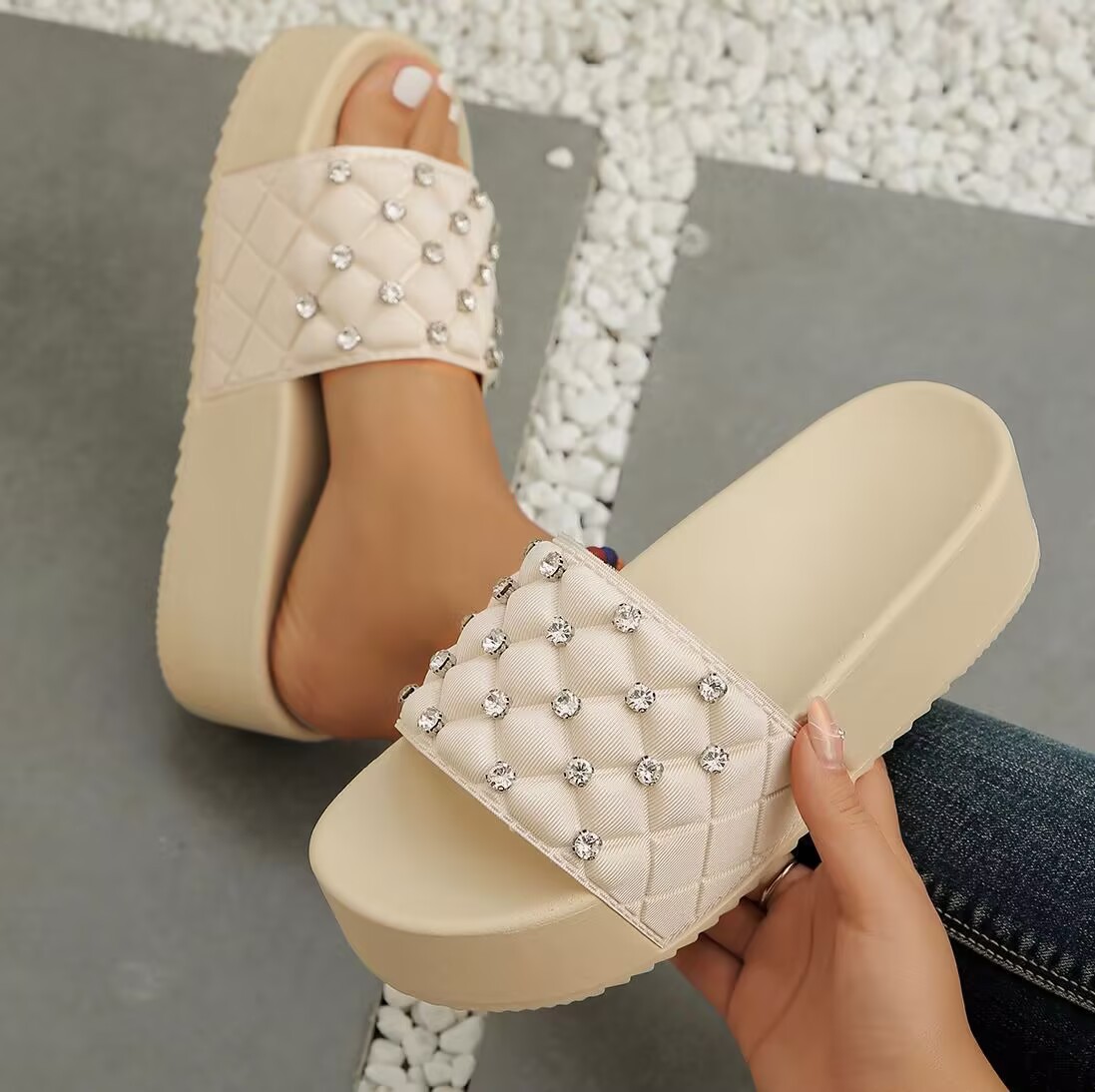 2025 selección de comercio exterior transfronterizo estilo caliente europeo y americano bizcocho de diamantes de imitación sandalias de mujer de suela gruesa zapatillas de vacaciones en la playa de verano