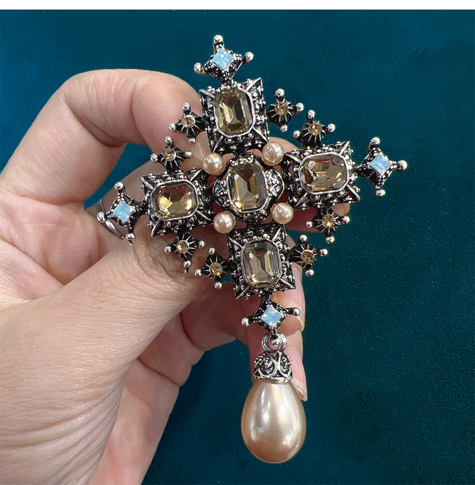Alloy Material Retro Pin Cross Alloy Plating Inlay Rhinestones Pearl Women'S Brooches