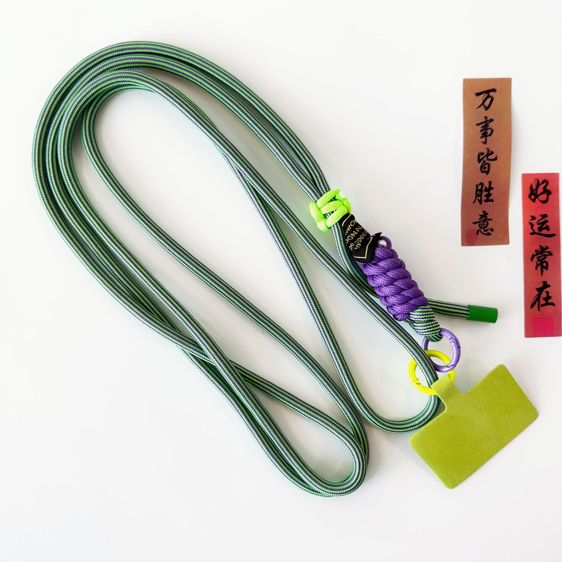 녹색과 보라색 줄무늬가있는 조절 가능한 긴 스트랩