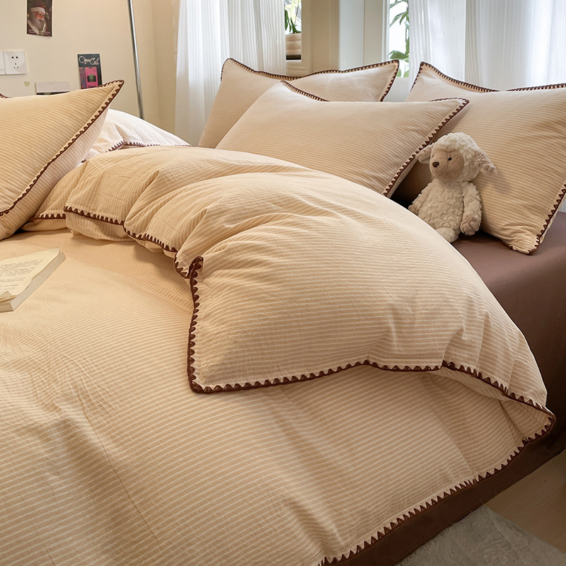 Pelaje amarillo Zoe junto a conchas a rayas de algodón