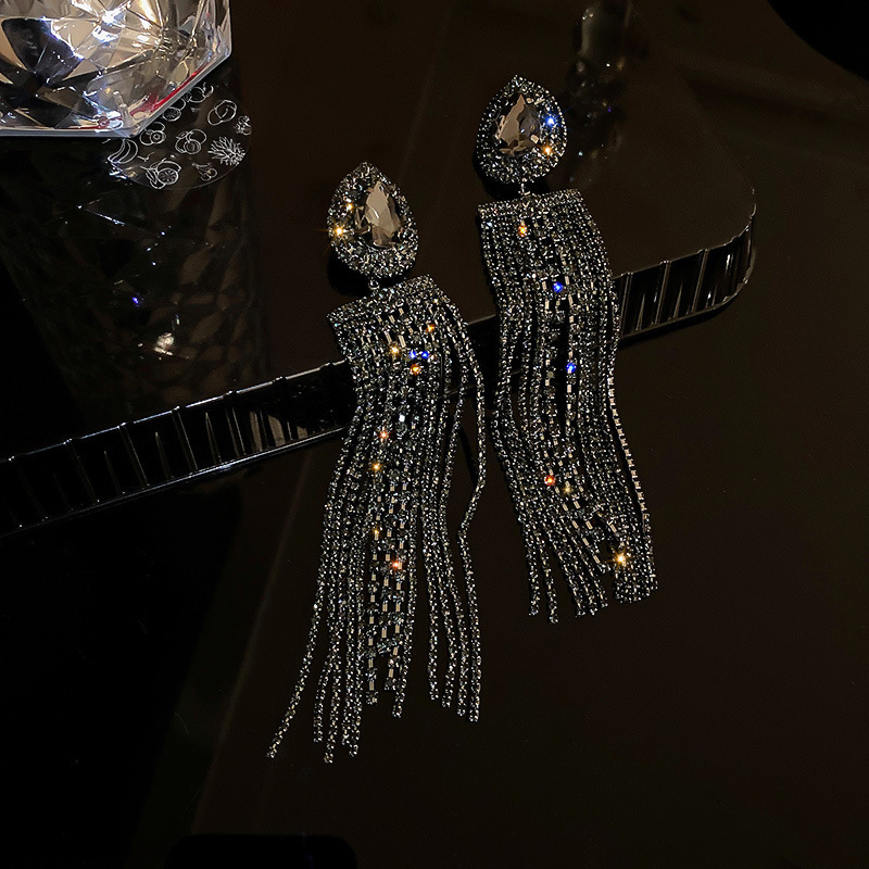 Agujas de plata transfronterizas flores de zircón aretes de bordillo estilo de moda pernos de auriculares lujosos de alto nivel de diseño de auriculares nicho