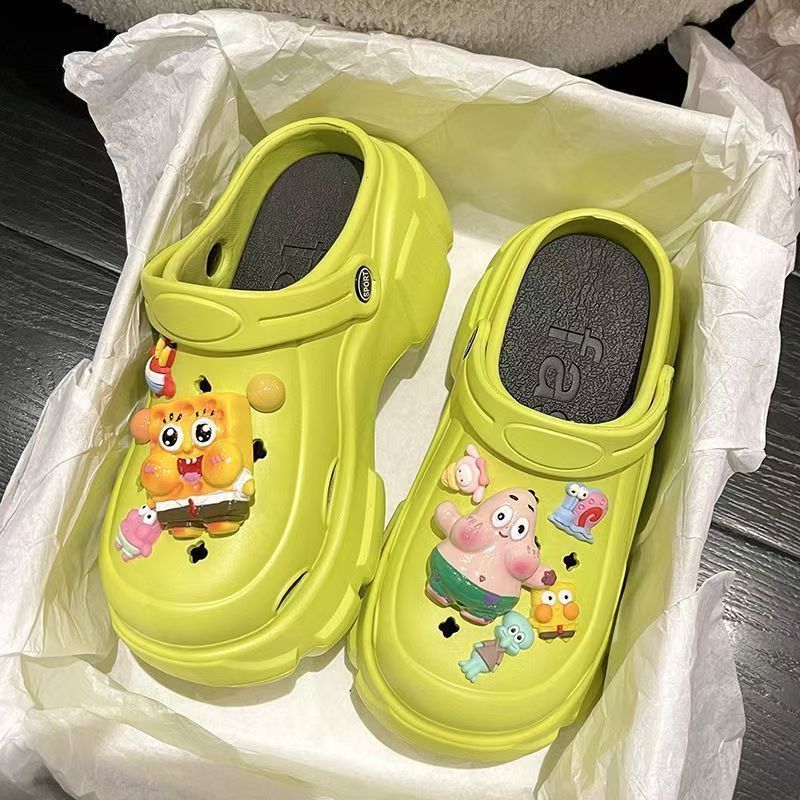 Zapatos con agujeros para mujer verano 2025 nuevo estilo de suela gruesa que pisa mierda, sandalias de uso exterior de hombre pequeño, sandalias de playa de fondo suave antideslizantes