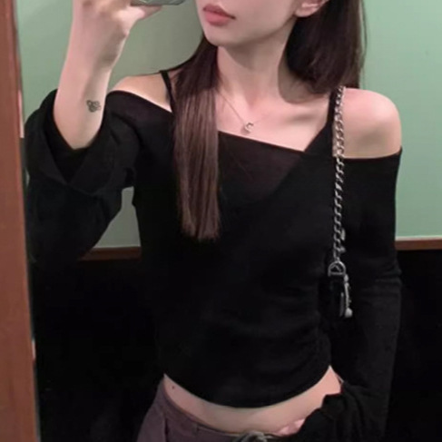 Spicy Girl Gray Off-Shoulder Top for Women, Early Autumn, Slim-Fit Knitted Base Layer with Short Cut, Showing Off the Shoulders, Long Sleeves