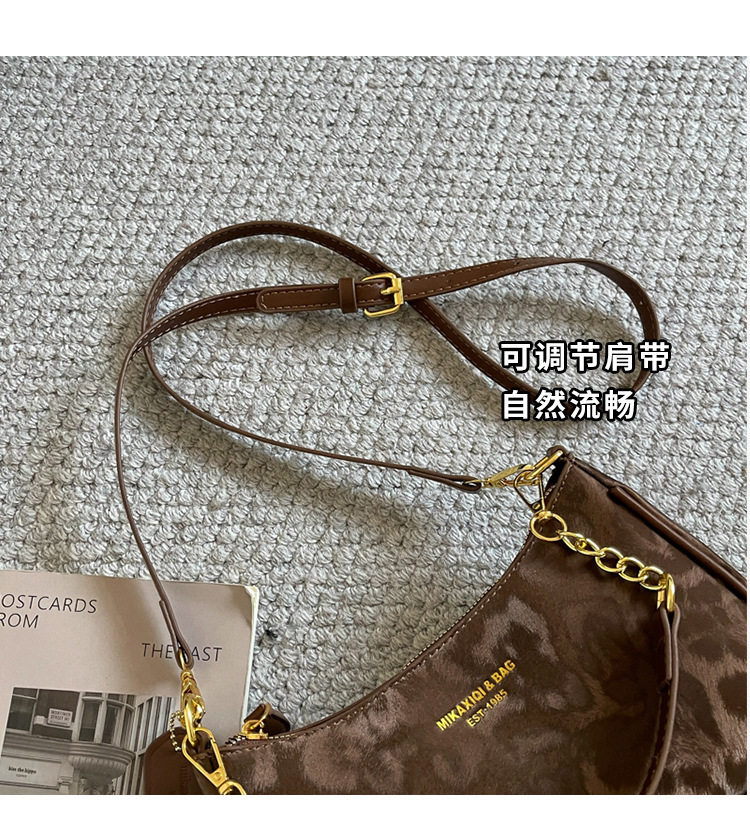 Túi đeo chéo nữ dáng trăng lưỡi liềm họa tiết da báo phối dây xích — Gạo trắng, màu cà phê, đen chi tiết 4