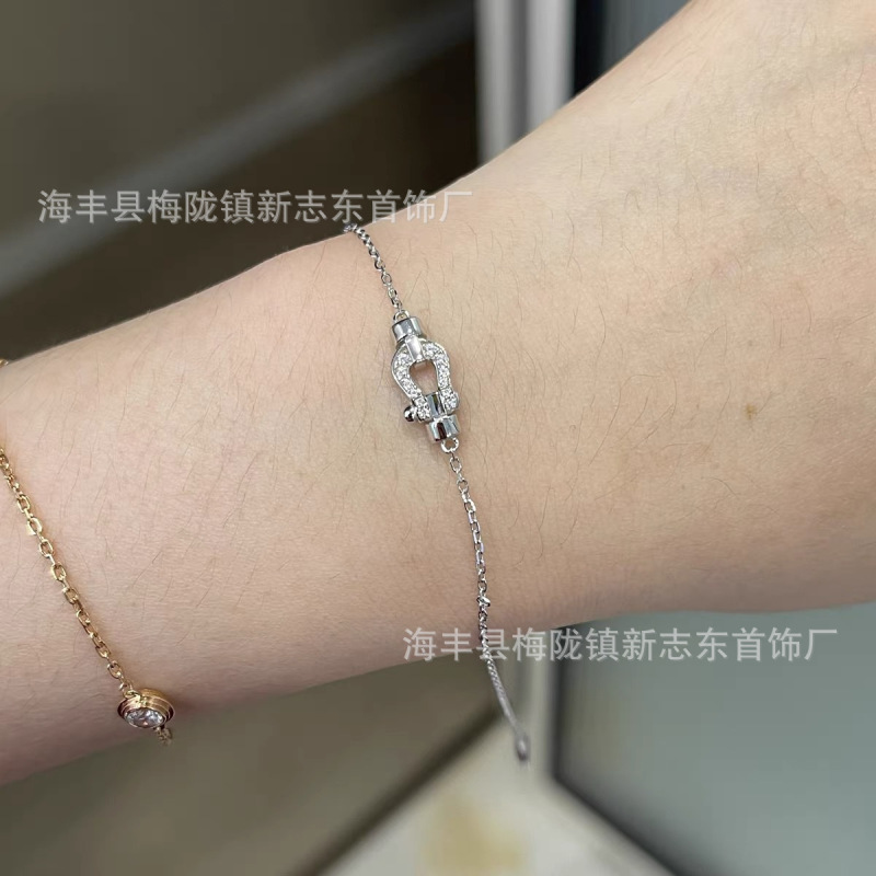 F ホースシューブレスレットハイバージョン厚いメッキ 18 k ゴールド小さなダイヤモンドフルダイヤモンドホースシューバックルハンドジュエリー女性のための卸売|undefined