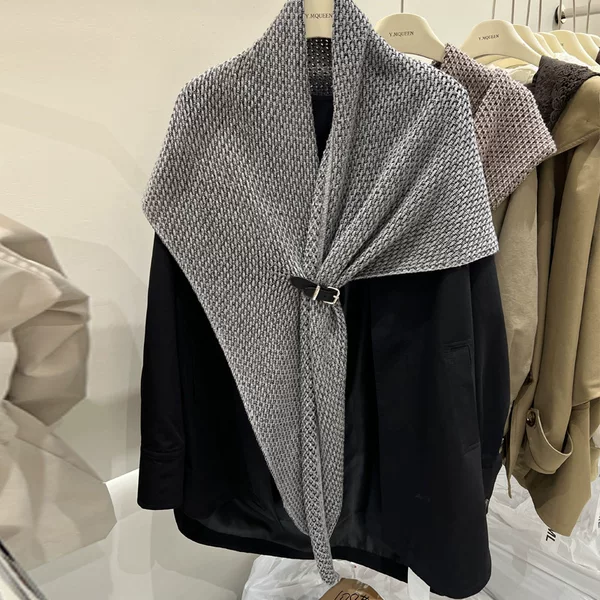 Light Luxury and High-End Hollow Knitted Triangle Shawl for Women, Travel Cardigan Scarf, New Thin Style Cape for Autumn and Winter