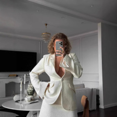 スーツ春と秋の職業服のスカート春と夏の二つの白いスーツは冬の女性服のコートの小さい春と秋のスカートを襟ます。