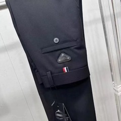 春の薄いカジュアルなズボンの修身刺繍の三角マークの小さい足のズボンの潮の男性の青年はやせている弾力のストレートなズボンを現します。