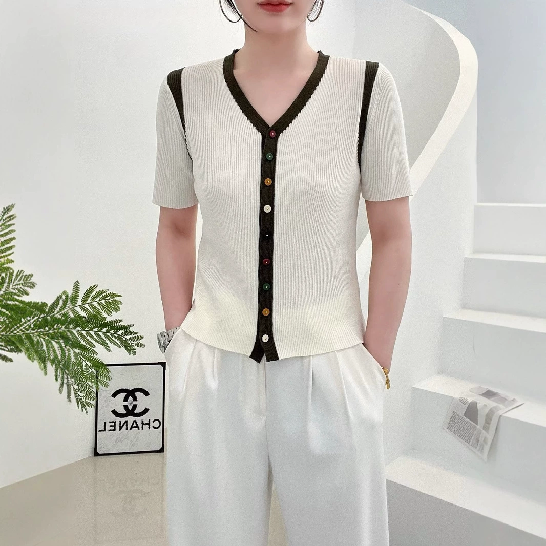 Дизайн контрастный трикотажный свитер с короткими рукавами 2025 весна и лето новый V-образный воротник темперамент тонкий эластический тонкий топ