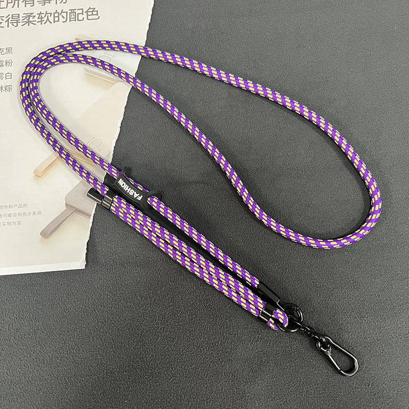 日系8mm携帯電話のストラップは、携帯ケースのストラップに斜めにまたがっています。|undefined