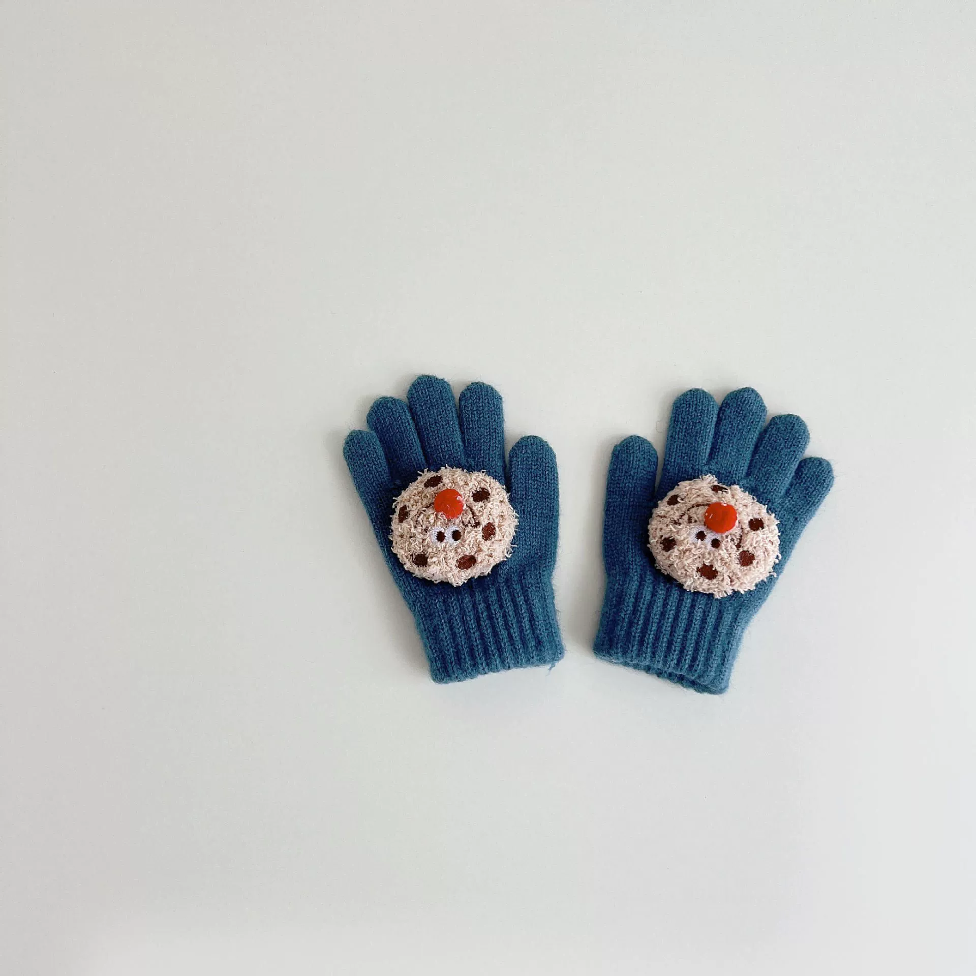 Children's keep warm winter gloves to go out, three dimensional doll for students