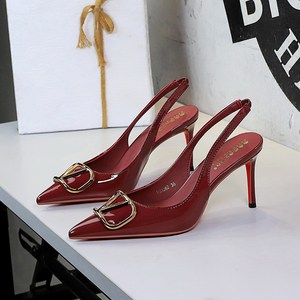 1362-KJ117 European and American style sexy pointed metal V-buckle with high-end feel, patent leather back, empty rear s