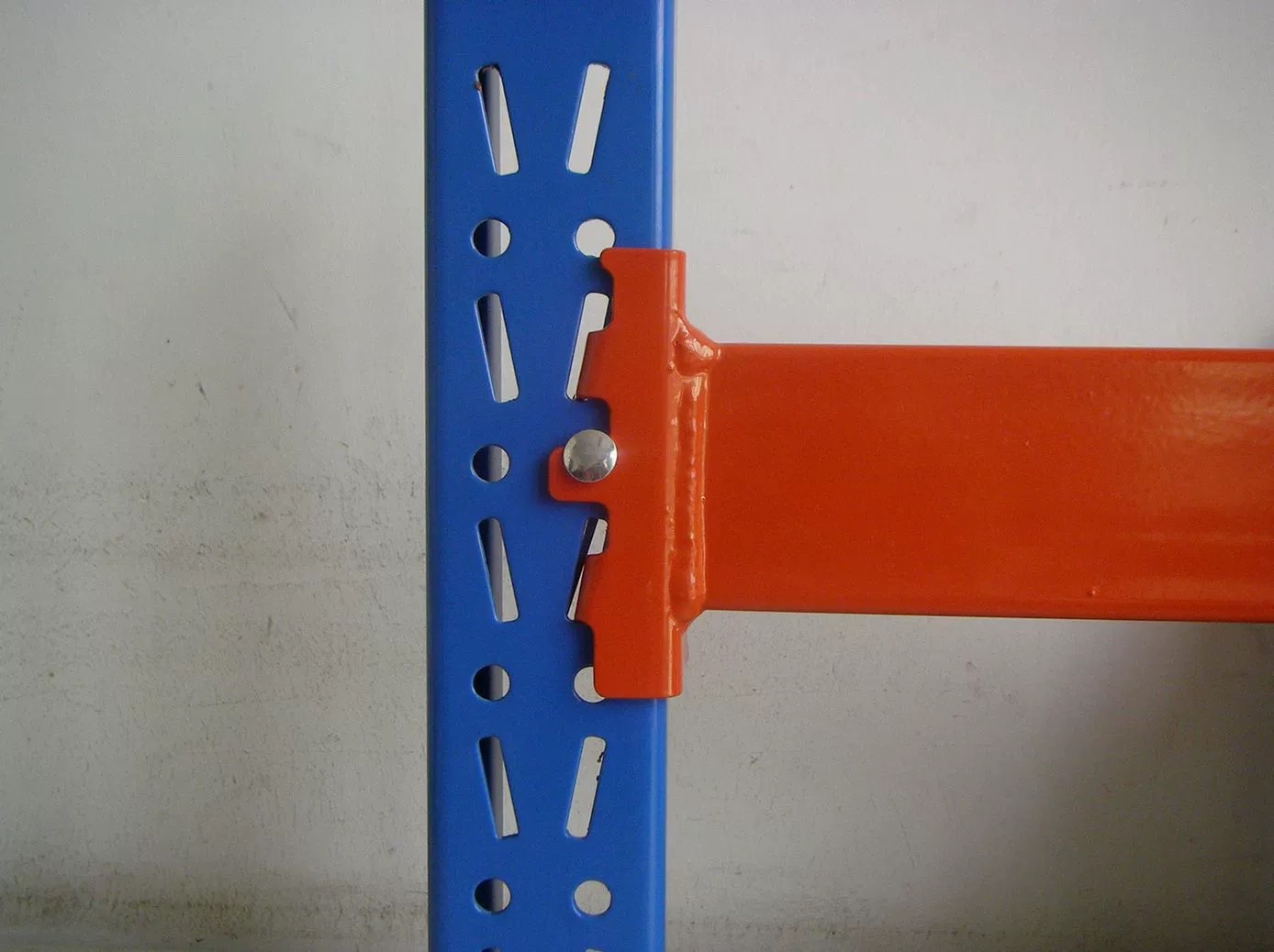 8개의 구멍을 뚫습니다