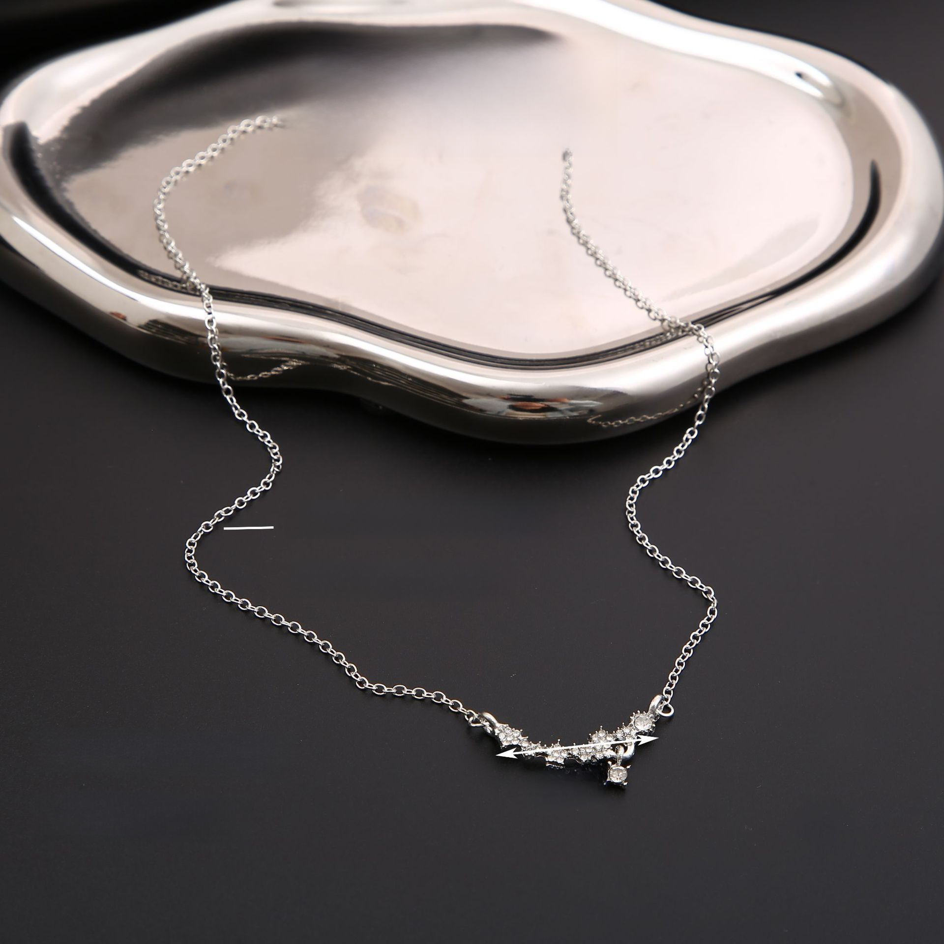 Collana con piccolo fiore in zircone Super Flash di celebrità di Internet per donna autunno e inverno luce lusso nicchia temperamento clavicola catena ins accesso corto_voghion.com