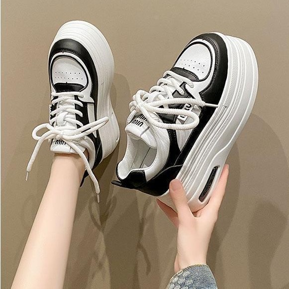 2025 otoño y invierno de zapatos de entrenamiento alemán de suela gruesa explosión nicho retro zapatos de padre mujeres nuevas zapatillas deportivas muffin de aumento de altura