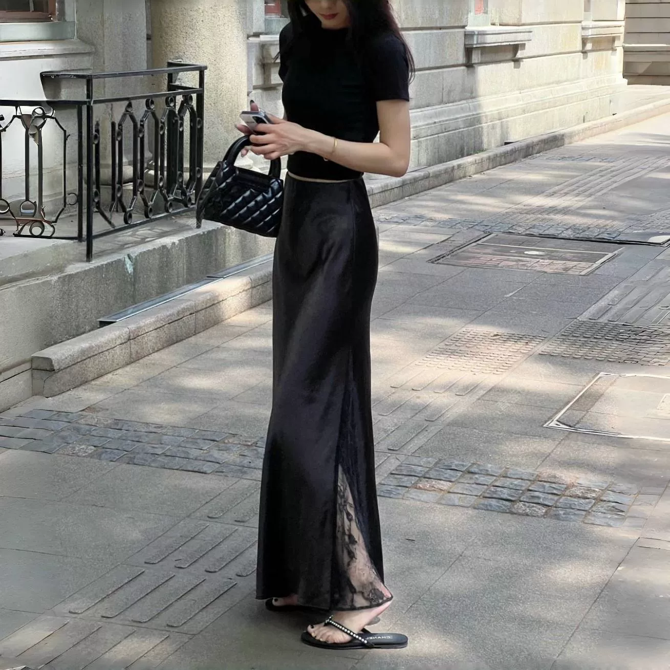 Французская высококачественная черная юбка с кружевом для женщин, летняя тонкая новая тонкая атласная юбка с высокой талией