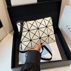 2025 夏の新幾何学的な菱形エンベロープバッグシングルショルダー小さな正方形バッグファッショナブルで多用途なクロスボディミニ携帯電話バッグ