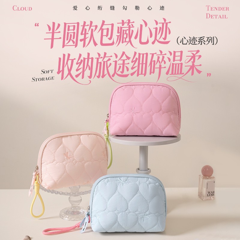 New makeup bag, heart-shaped, semi-circular, portable, large-capacity travel organizer for lipstick and toiletries