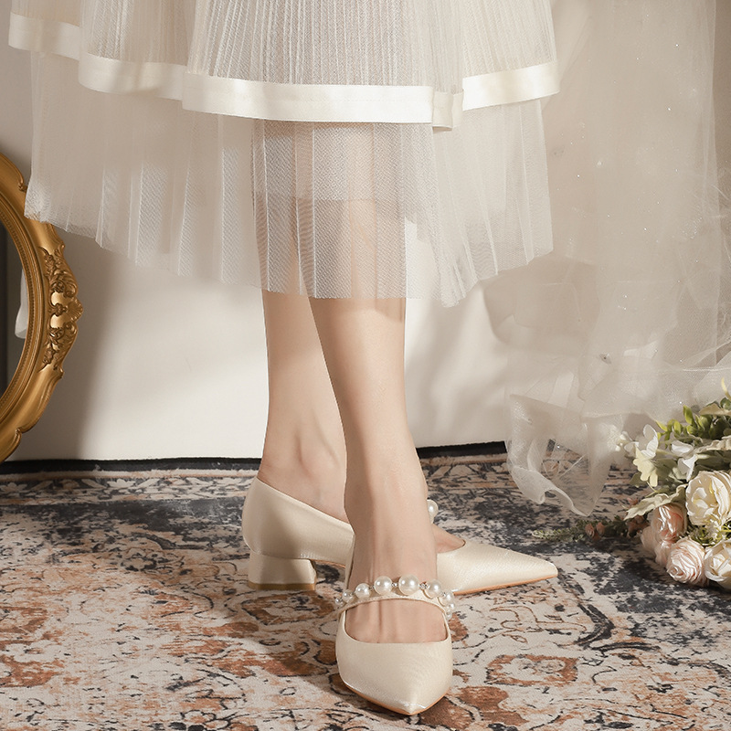 French Pearl Mary Jane Chaussures Printemps Niche Pointu En Peau De Mouton Chaussures Simples Femmes Couleur De La Peau Talons Épais Fond Plat Chaussures De Demoiselle D'honneur_voghion.com