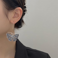 欧米のレトロな長い蝶のシンプルで冷たい風のイヤリングの気質のファッション的な個性の金属は古い耳の装飾品をします。