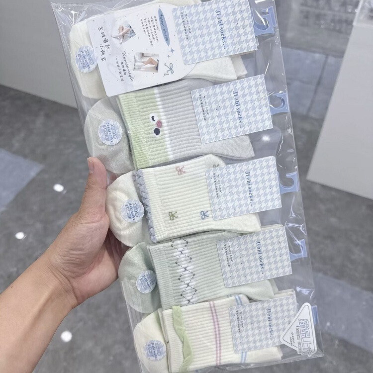 New autumn and winter women's socks in Japanese and Korean style, fresh and cute mid-calf socks with a creamy bear cartoon design, sporty and trendy college style socks New autumn and winter women's socks in Japanese and Korean style, fresh and cute mid-calf socks with a creamy bear cartoon design, sporty and trendy college style socks