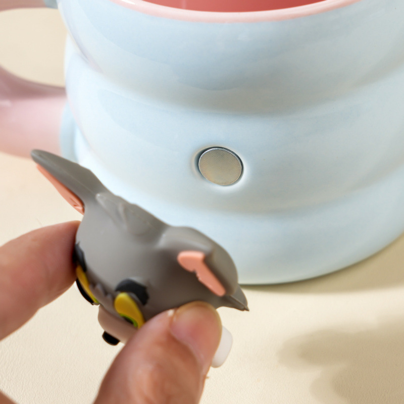Gato y ratón taza de agua cerámica de alta absorción magnética con una hermosa caja de color taza de oficina