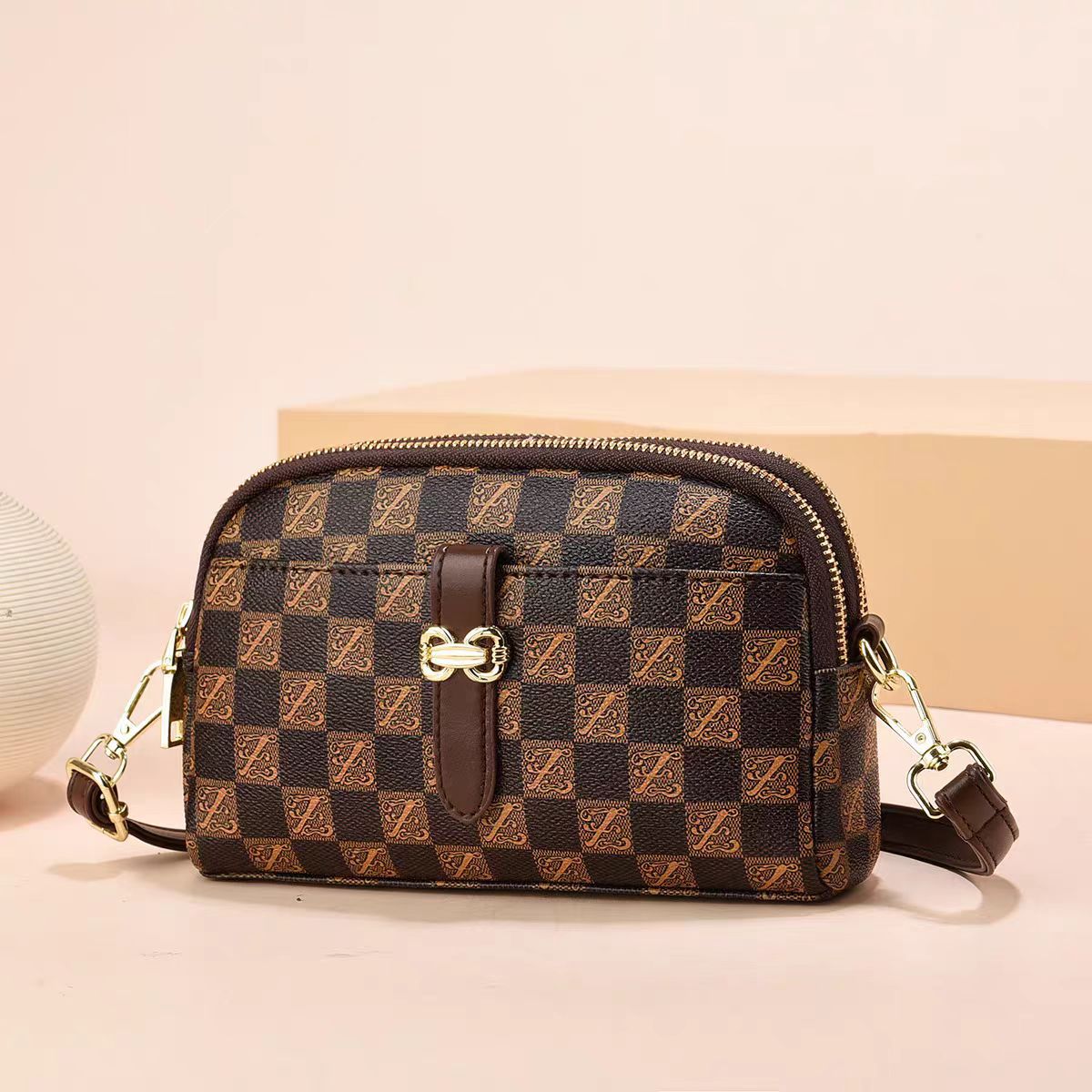 Bolsos de fábrica para mujer 2025 primavera y verano nuevo bolso cuadrado pequeño de mensajero de un solo hombro fresco y dulce estilo explosivo al por mayor