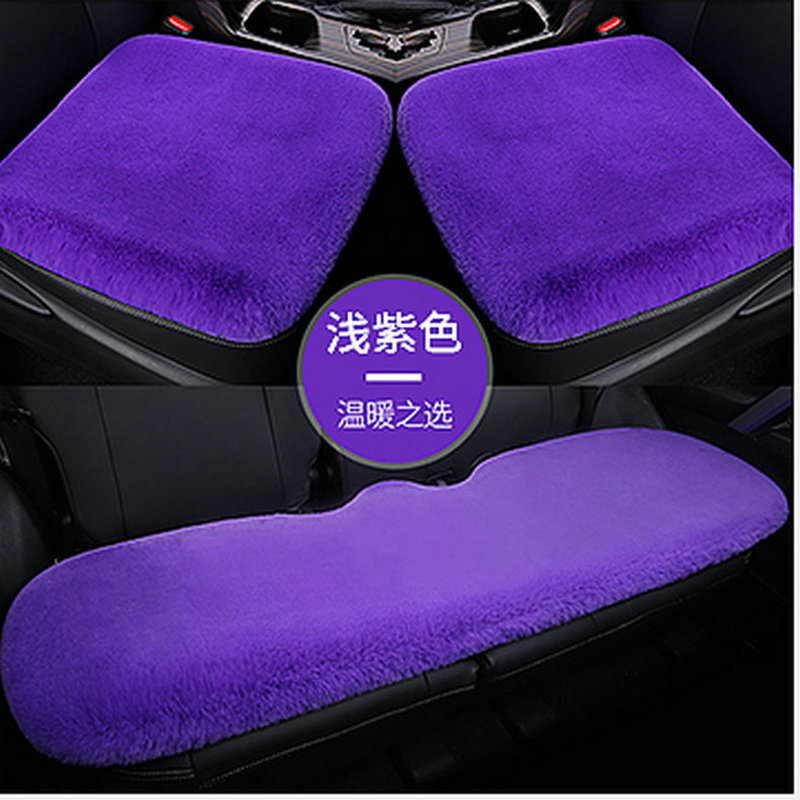ウサギの毛の自動車のクッションをまねます。|undefined