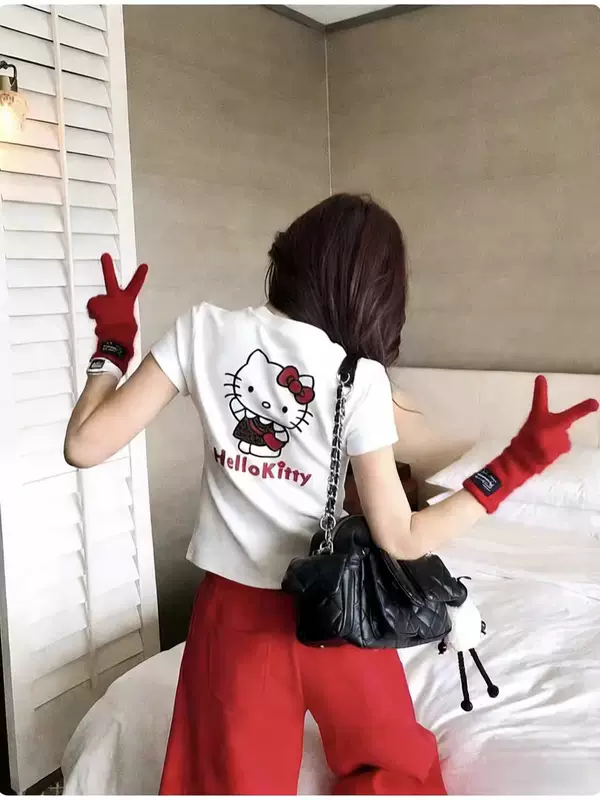 เสื้อยืดแขนสั้นสีขาว พิมพ์ลายแมวคิตตี้ สไตล์อเมริกัน สำหรับผู้หญิง ฤดูร้อน 2026 เสื้อตัวเล็กเข้ารูป แฟชั่นสุดฮิต