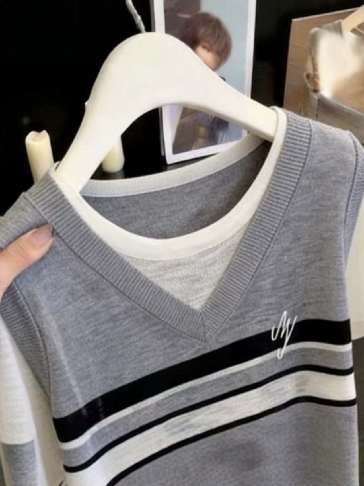 Áo thun nữ cổ tròn phối hai lớp sọc kẻ tay ngắn chất liệu cotton mát — màu xám