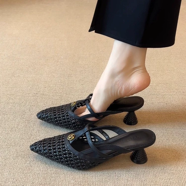 В наличии ~ Женские босоножки в нишевом стиле с заостренным носком, камелией, французской плетенкой, вырезом и высоким каблуком.